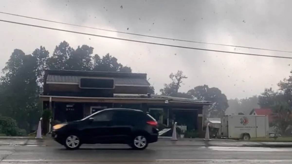 washington news storm hits in eastern us 2 people died and leaves 11 lakh without power