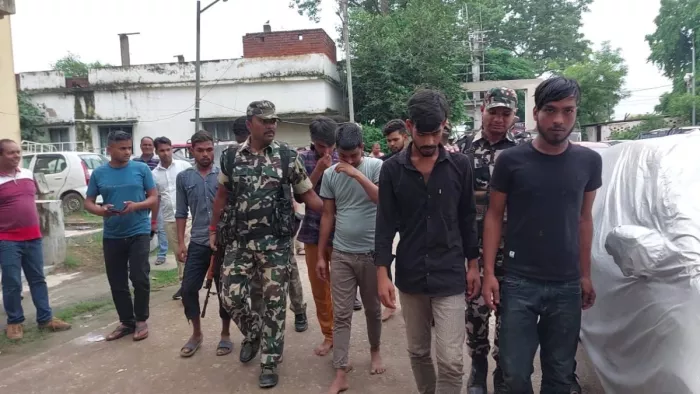गिरफ्तारी के बाद अपहरणकर्ताओं को थाने ले जाती पुलिस। (जागरण फोटो)
