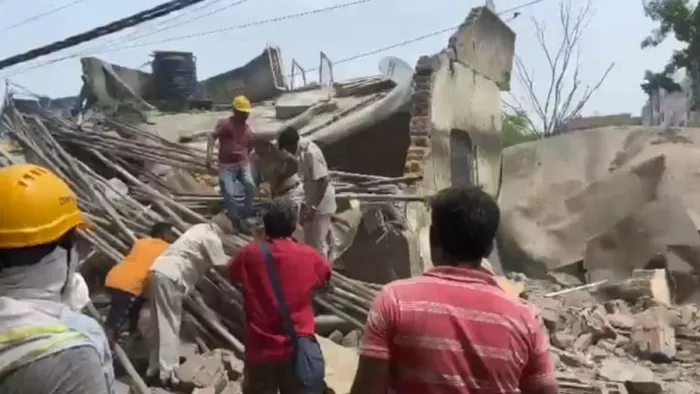 रोक के बावजूद मकान पर बुलडोजर चलता देख बिफरा दिल्ली HC
