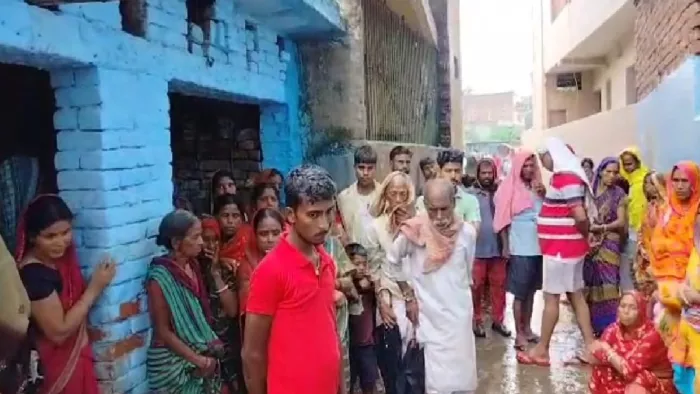 नवटोलिया स्थित घर के बाहर मोहल्ले वालों की भीड़
