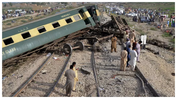 पाकिस्तान ट्रेन हादसे की तस्वीर (Image: AP)