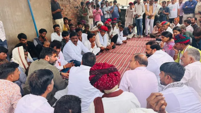 मंत्री सामूहिक दुष्कर्म के बाद मारी गई लड़की के परिजनों से मिले (फोटो, @RamlaljatINC)