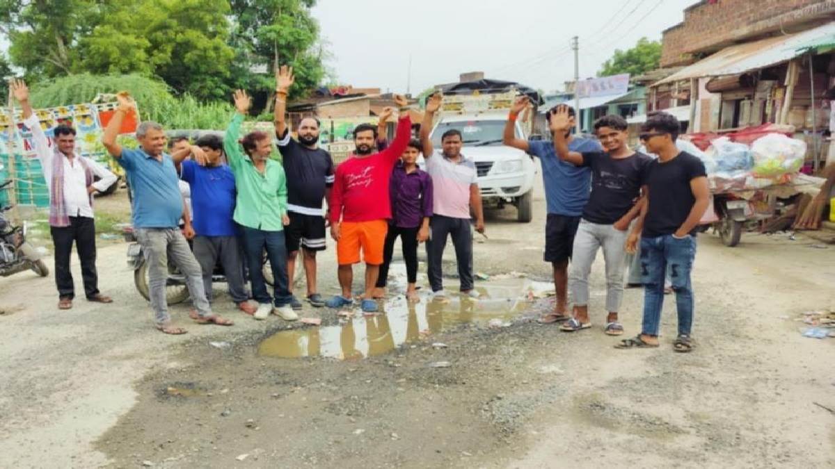 amethi news road built at a cost of 12 crores was uprooted in 6 months angry villagers protested