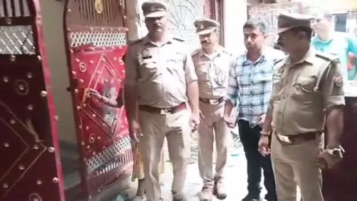 दिल्ली में जब सुबह सुंदर भाटी के मकान के बाहर मौजूद पुलिस टीम।