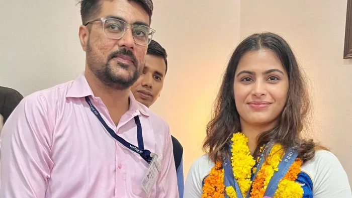 मनु भाकर काे पुष्प गुच्छ भेंट करते हुए फरीदाबाद के रहने वाले मोहित भाटिया। फोटो जागरण