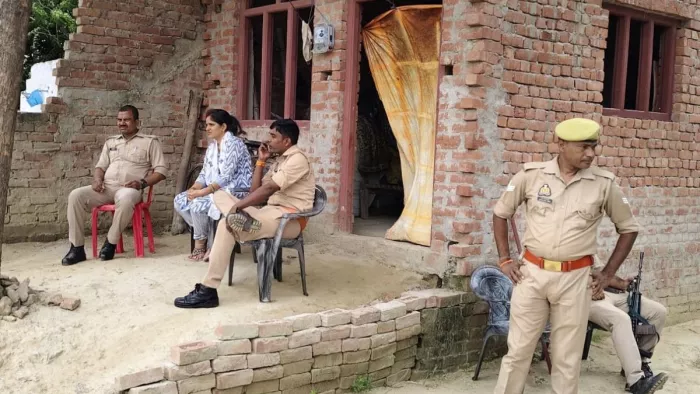 पीड़ित के घर जाने वाले मार्ग पर तैनात पुलिस की टीम।- जागरण