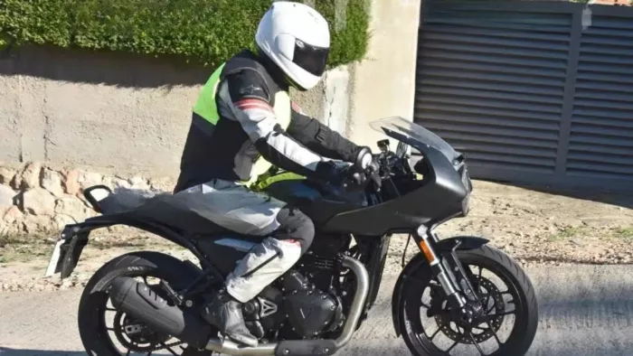 Bajaj-Triumph की ओर से 2 नई 400 सीसी बाइक जल्द पेश की जा सकती हैं।