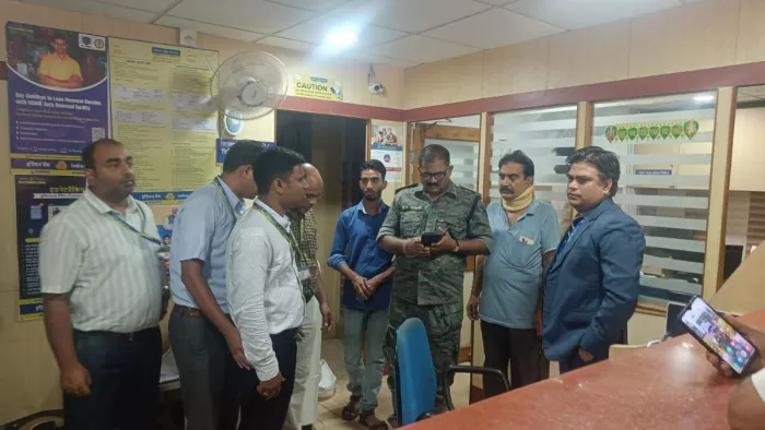 लूट की वारदात के बाद बैंक शाखा पहुंचे पुलिस अधिकारी। (जागरण फोटो)