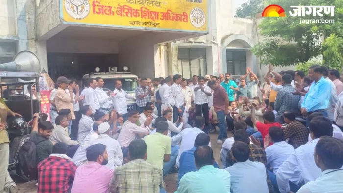 सरकारी शिक्षकों ने बीएसए ऑफिस पहुंचकर धरना दिया।