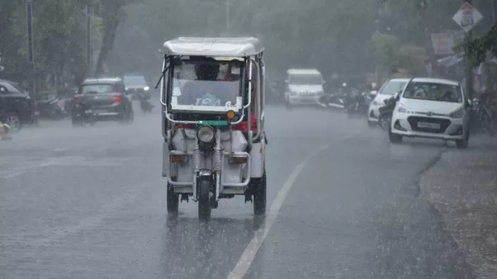 यूपी वासियों को बारिश का कब से इंतजार हो रहा था। संगम दूबे