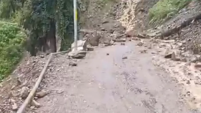 तारादेवी टूटू बाईपास सड़क मलबा आने के बाद बंद पड़ी। (जागरण फोटो)