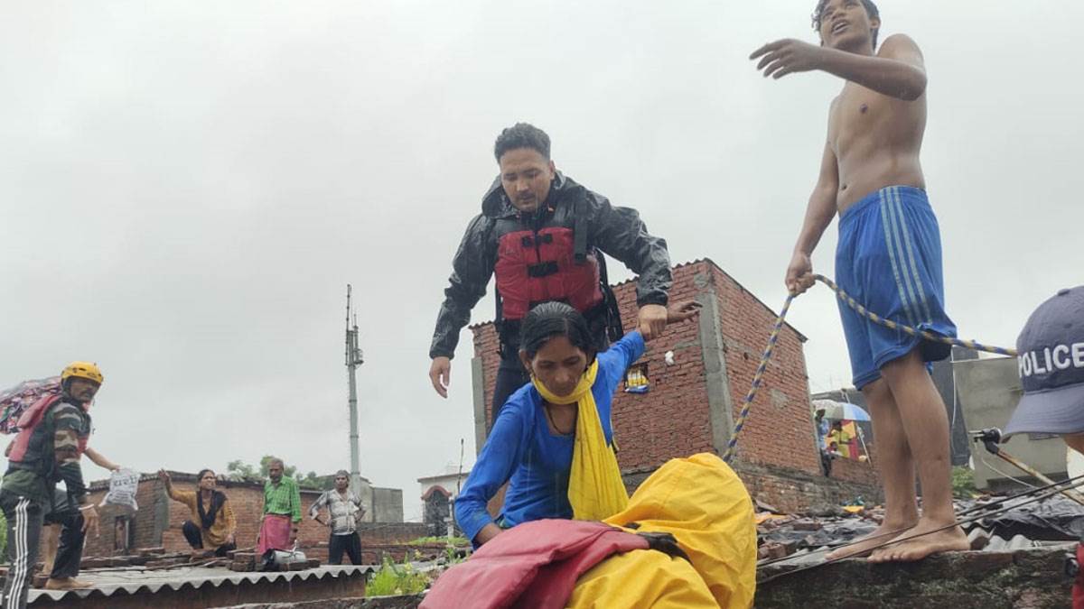 https://www.jagranimages.com/images/newimg/08082024/08_08_2024-rudrapur-rains_23774271.jpg