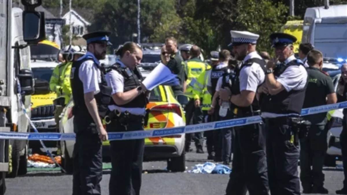 https://www.jagranimages.com/images/newimg/08082024/08_08_2024-uk_riots_23774456.jpg
