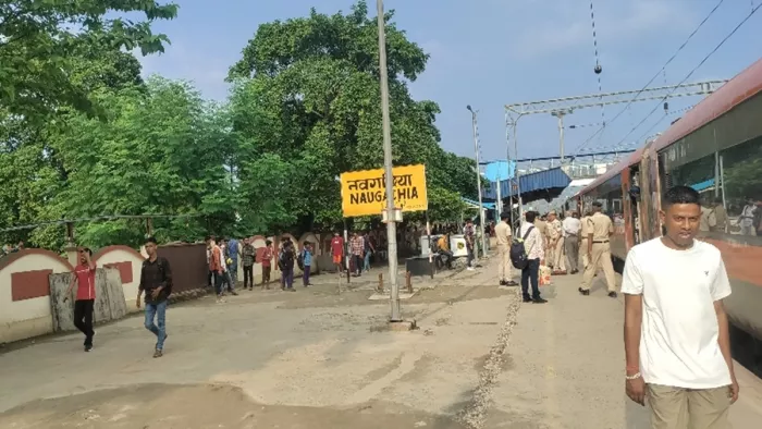 वंदे भारत में अवैध तरीके से घुसे सैकड़ों छात्र (जागरण)