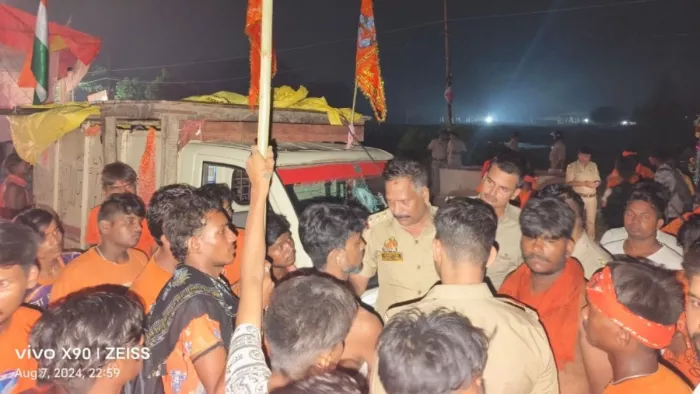 मिर्जामुराद : गौर (बंगला चट्टी) पर कांवड़ियों को समझाते थाना प्रभारी अजयराज वर्मा। जागरण