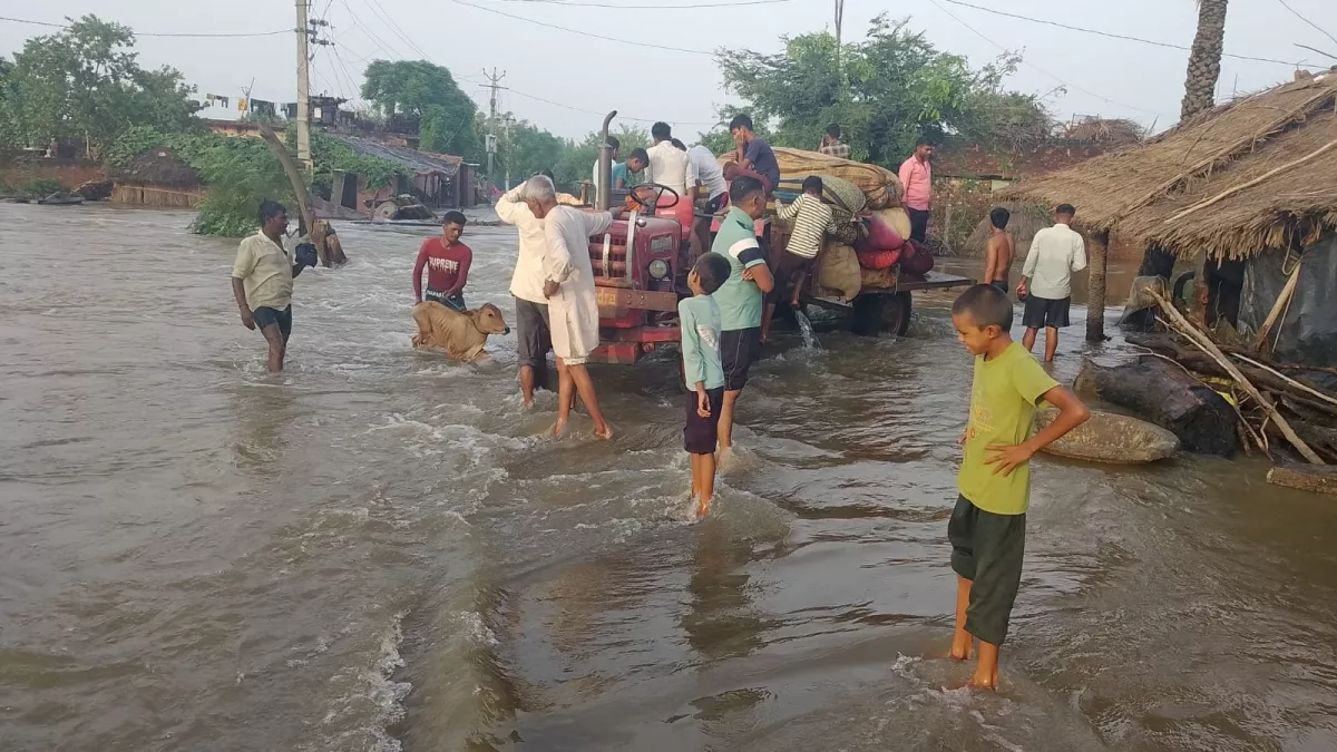 Flood in Ganga: पश्चिम यूपी में भी आई बाढ़, घरों में घुसा पानी तो लोगों ने छतो पर डाला डेरा