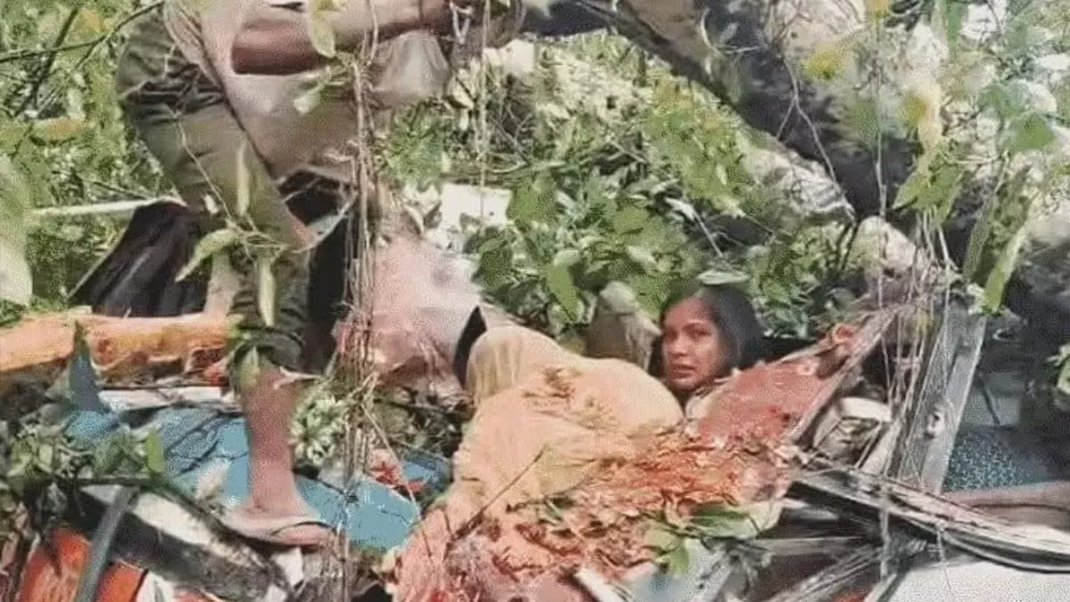 Barabanki Bus Accident: 42 की क्षमता वाली बस में सवार थे 60 यात्री, बीच बस पर गिराता पेड़ तो और भयावह होता हादसा