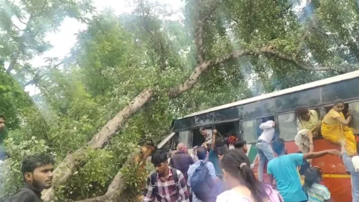 बस में बैठे लोगों ने अंदर से शीशा तोड़कर निकलने का किया प्रयास।