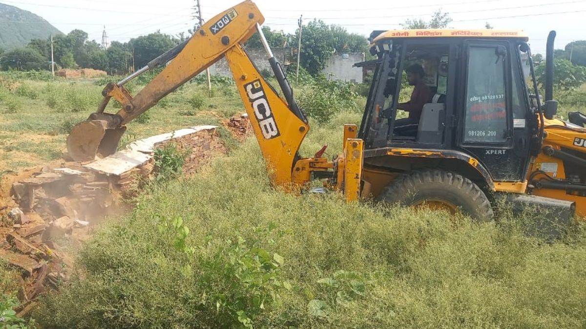 https://www.jagranimages.com/images/newimg/08082025/08_08_2025-bulldozer_action_24007545.jpg