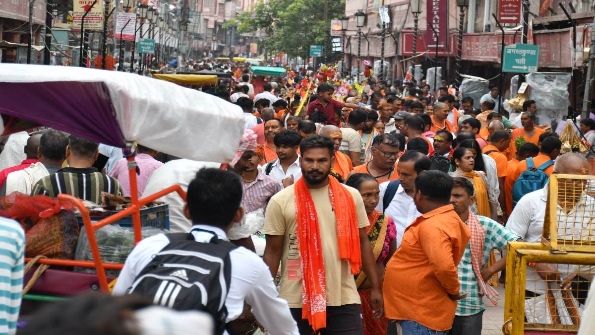 https://www.jagranimages.com/images/newimg/08082025/08_08_2025-crowd_24007398.jpg