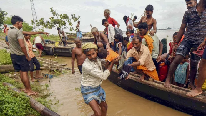 बाढ़ की हाहाकारी तस्वीर- फोटो सोर्स- (पीटीआई)