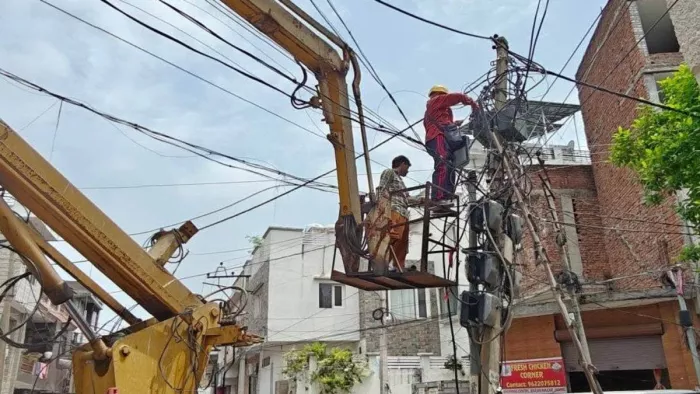 JMC का लक्ष्य है कि चौबीस घंटे के भीतर खराब लाइटों की मरम्मत की जाए, जिससे शहरवासियों को राहत मिले।