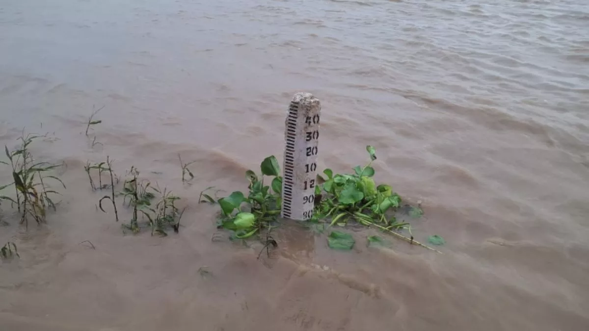 Ganga Water Level: कानपुर में गंगा का जलस्तर 22CM बढ़ा, चेतावनी बिंदु से सिर्फ 1.34 मीटर दूर बह रही