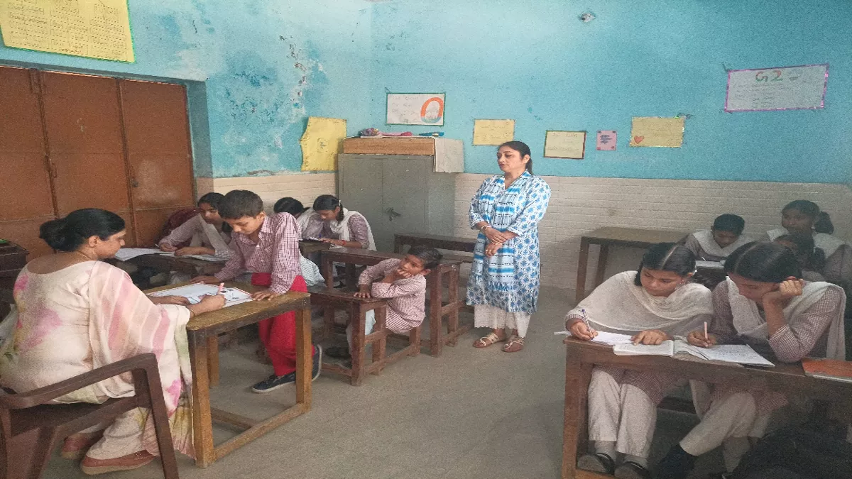 कितने सुरक्षित हैं स्कूल: टपकती छत, गिरता प्लास्टर, असुरक्षित कमरों में 'भविष्य' असुरक्षित; 20 बच्चों तक सिमटा मिडिल स्कूल टांडा