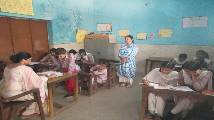 अभिभावकों ने कितने सुरक्षित हैं स्कूल के मुद्दे पर सरकार से स्कूल भवन की मरम्मत करवाने की मांग की है।