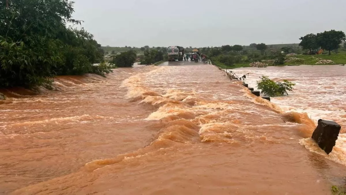 मीरजापुर में लगातार बरसात से राजगढ़-चुनार संपर्क मार्ग बंद होने से जीवन अस्त-व्यस्त
