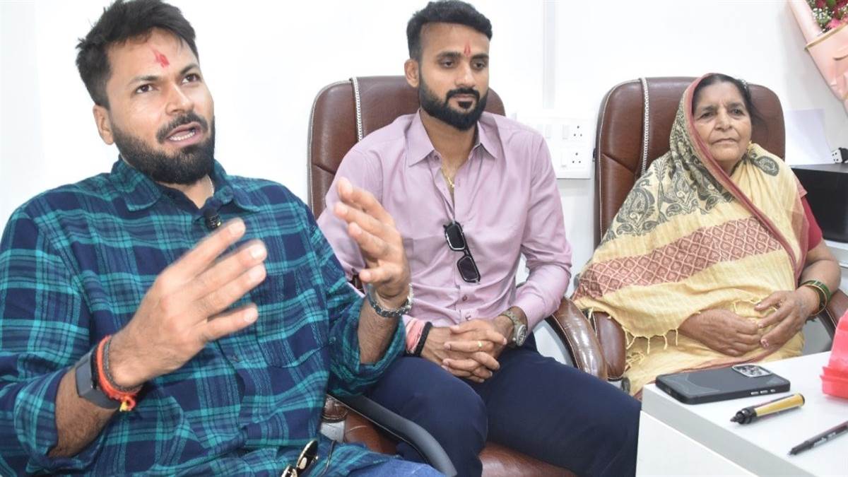 https://www.jagranimages.com/images/newimg/08082025/08_08_2025-mukeshakashdeep_24007074.jpg
