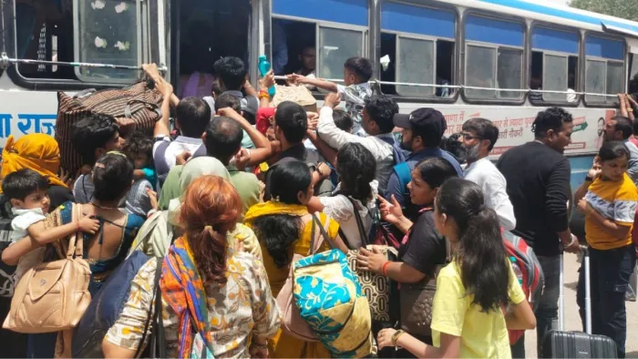 कई बसों में तो तय सीटों से अधिक सवारियां यात्रा करने को मजबूर हो रही थीं।