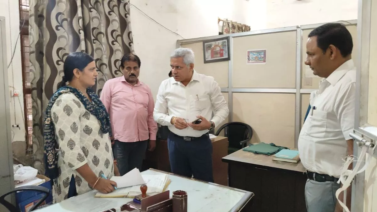 मैरिज सर्टिफिकेट के लिए मांग रहे थे 11 प्रमाणपत्र, डीएमसी ने लगाई फटकार और कहा- सिर्फ तीन ही दस्तावेज जरूरी