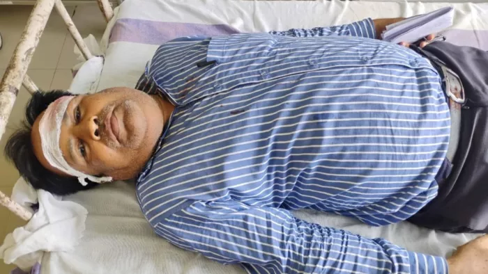 जख्मी होने के बाद उपचाराधीन हेडमास्टर। जागरण