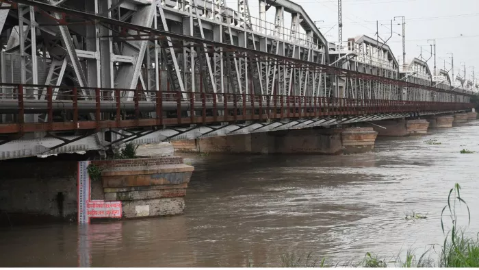 चेतावनी स्तर से नीचे आया यमुना का पानी।