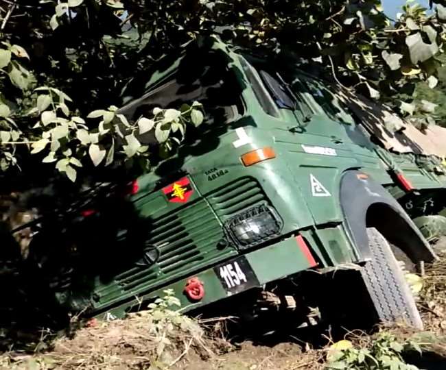 गगल एयरपोर्ट के पास कुठमां में सेना का ट्रक अनियंत्रित होकर सड़क से लुढ़का Kangra News