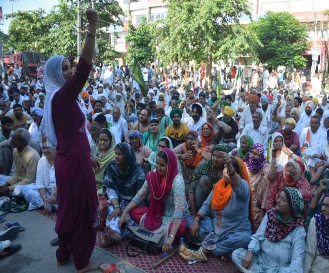 करनाल लघु सचिवालय के बाहर आंदोलनकारियों को संबांधित करती महिला।