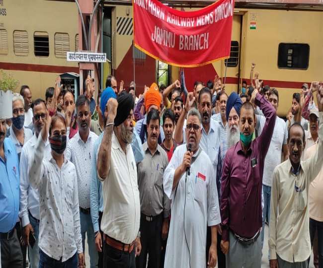 नॉर्दर्न रेलवे मेंस यूनियन के बैनर तले प्रदर्शन कर रहे रेल कर्मियों ने केन्द्र सरकार के विरुद्ध जमकर नारेबाजी की।