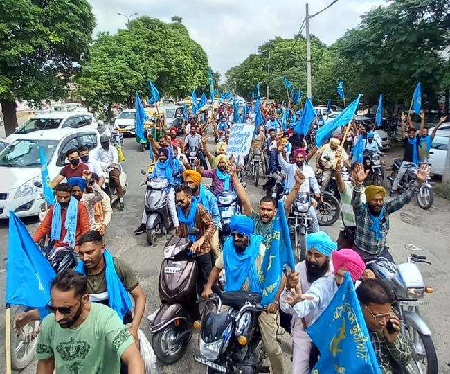 बुधवार को लुधियाना में टू-व्हीलर रैली निकालते हुए कांट्रेक्ट कर्मचारी। जागरण
