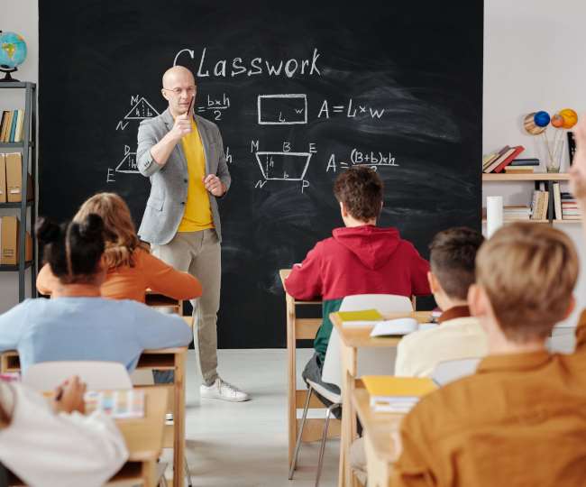 https://www.jagranimages.com/images/newimg/08092021/08_09_2021-techer_with_student_22001316.jpg