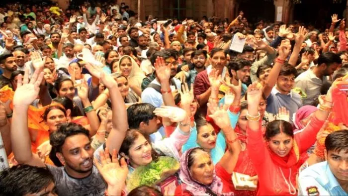 वृंदावन में बांकेबिहारी मंदिर में भगदड़ मामले में जांच रिपोर्ट भेज दी है।