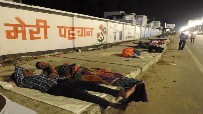 लोअर लेक के पास फुटपाथ फिर विवादों में: सर्दी बाज़ार से जाम और अराजकता, स्थानीयों ने उठाए सवाल