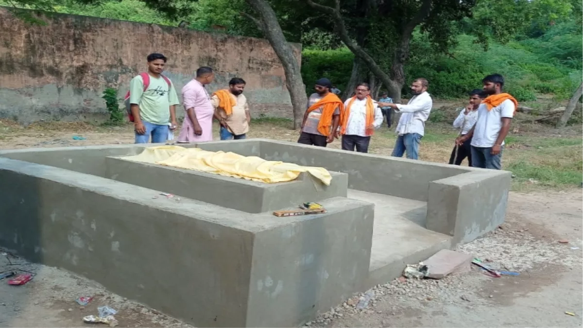 Meerut News: हस्तिनापुर में महाभारत कालीन पांडव टीले पर मजार बनाए जाने का विरोध, अफसरों से मिले विहिप कार्यकर्ता