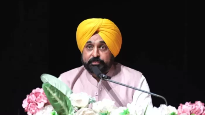 चंडीगढ़ में नव नियुक्त पटवारियों को संबोधित करते हुए सीएम भगवंत मान।