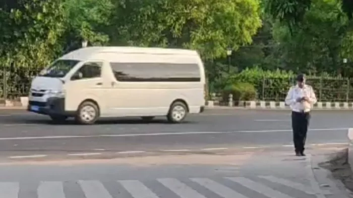 कड़ी सुरक्षा बीच गुरुग्राम पहुंचा गुरुग्राम पहुंचा साउथ कोरिया के राष्ट्रपति यूं सुक येओल का काफिला।
