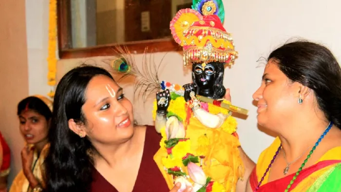 नीचे तस्वीरों में देखें, मथुरा बाल लीलाधर के स्वागत और उत्सव का मनोहारी दृश्य-