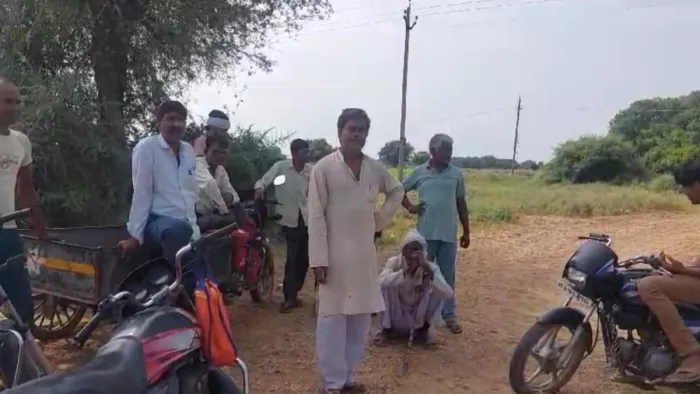 गांव बोहतवास अहीर में हत्या की वारदात के बाद मौके पर मौजूद ग्रामीण।