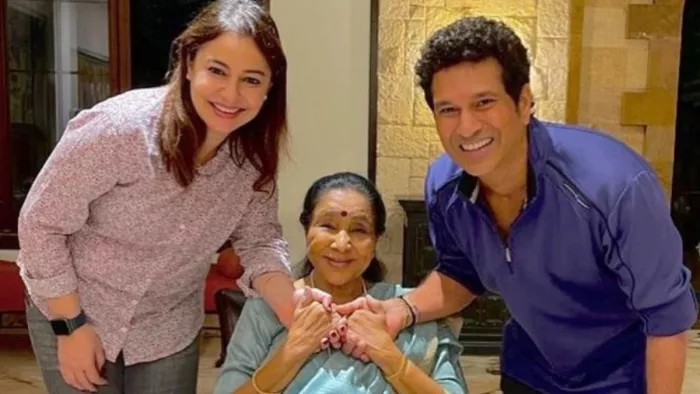 Sachin Tendulkar Written Heartfelt Musical Note for Singer Asha Bhosle । Photo- Twitter