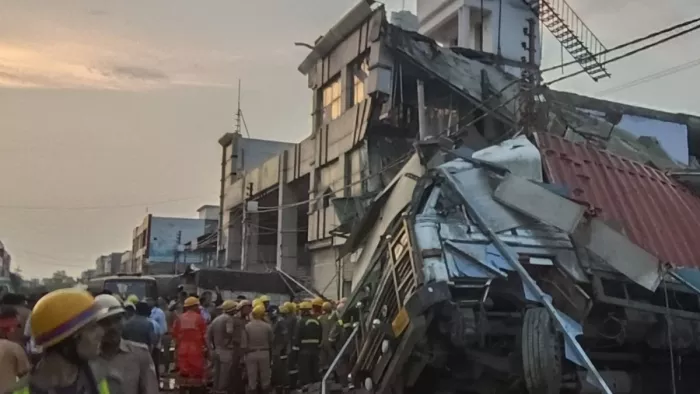 लखनऊ में गिरी बिल्डिंग के सामने जलभराव। जागरण