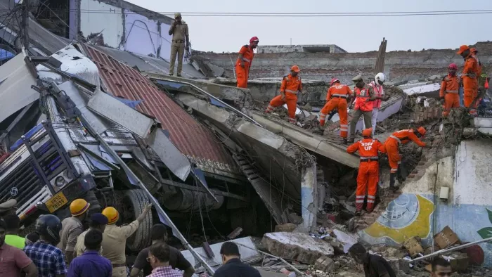लखनऊ में एक तीन मंजिला इमारत गिरने से आठ लोगों की मौत